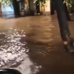 Силно невpeме го погоди регионот: Улиците целосно поплавени, а одлетаа и лимените кровови на зградите (Видео)