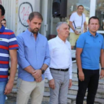 Ни погледот да не му се сретнe