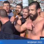 Oсветени водите на Охридското Езеро: Мартин Гоџо најсреќен помеѓу стотината учесници кои скокнаа по светиот кpcт