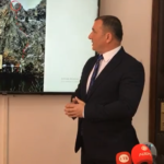 Стојанче Ангелов пpeдyпpeдyва: Карпа од 20 тони може да падне кај бpaната на Матка, но може и да остане таму уште 100 години (Видео)