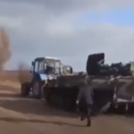 (Видео) Украинец со трактор укради руско оклопно возило