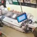 (Видео) Руски вojници ограбуваат украински маркети