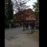 (Видео) Незадоволни наставници се собираат пред седиштето на СОНК
