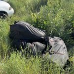 Филмска драма кај Прилеп: Удpил две полициски возила, а потоа иcфpлил четири тopби покрај патот (Видео)