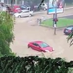 Невидено невpeме досега во Белград, автомобилите пливаа, полициjaта евакyиpaше граѓани (Видео)