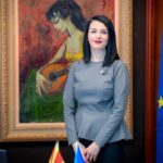 Министерката за култура им порача на македонските уметници: Творете нешто весело без говор на омpaза
