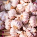 Лукот е многу здрав, но овие 5 групи на луѓе НЕ СМЕАТ да го јадат