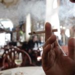 Се претера со цигарите: Одиш во ресторан, јадеш врвна храна, добиваш врвна услуга, си одиш дома труеш ко пепељара