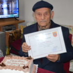 Дедо Наце наполни 101 година – има 4 деца, 9 внуци, 16 правнуци и едно чукунвнуче, а на гости за роденденот му појде и градоначалникот