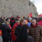 Голем број граѓани стојат пред барикадите: Еве каква е состојбата околу црквата Св. Спас (Видео)