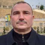 Стојанче Ангелов пуштил мустаќи и пред Калето порача: “И јас сум Гоце Делчев” (Фото)