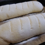 Едноставен рецепт за почетници за правење вкусен домашен леб (ВИДЕО)