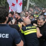 (ВИДЕО) Над 2.000 луѓе, меѓу кои и свештеници, ја разбија “Парадата на гордоста” во Грузија