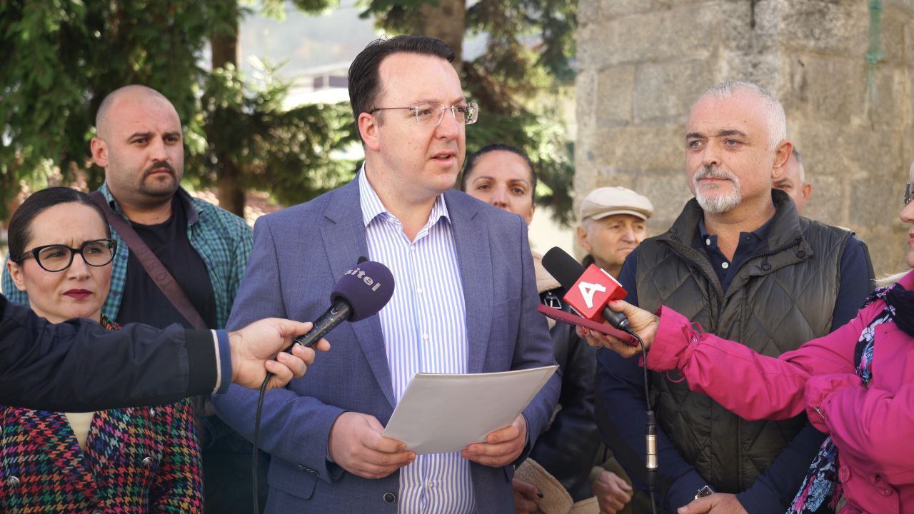 Николоски: Во Крушево ќе се гради спортска сала, ќе ги рехабилитираме патиштата од двата влеза на градот и ќе градиме обиколница, во недела ќе ставиме точка на владеењето на СДСМ во Крушево