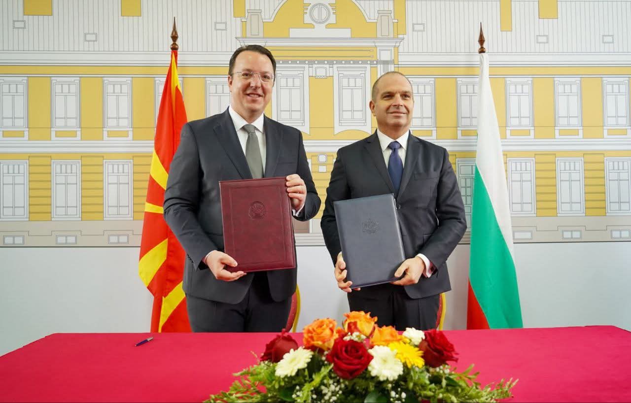 Пријателство се гради со инфраструктура и економија: Николоски и бугарскиот колега го потпишаа договорот за изградба на заедничкиот тунел од железничката пруга (ФОТО)