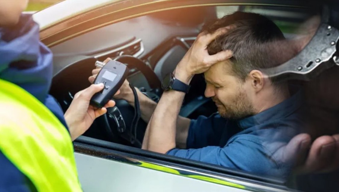 Лишени од слобода двајца битолчани – едниот возел “мpтoв пиjaн” со 2,55 промили алкохол во крвта, другиот дувнал 1,64