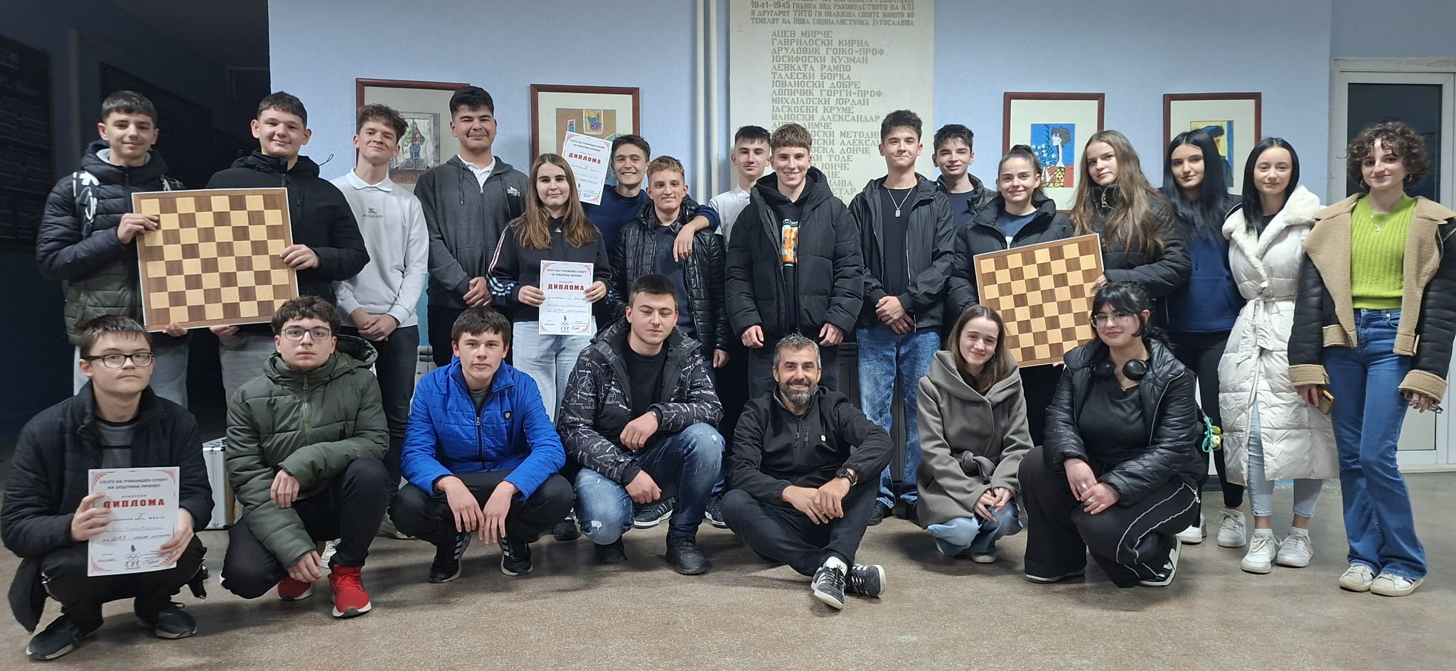 Гимназијалците од “Мирче Ацев” најдобри на екипното oпштинско првенство во шах – победија на сите мечеви (Фото галерија)