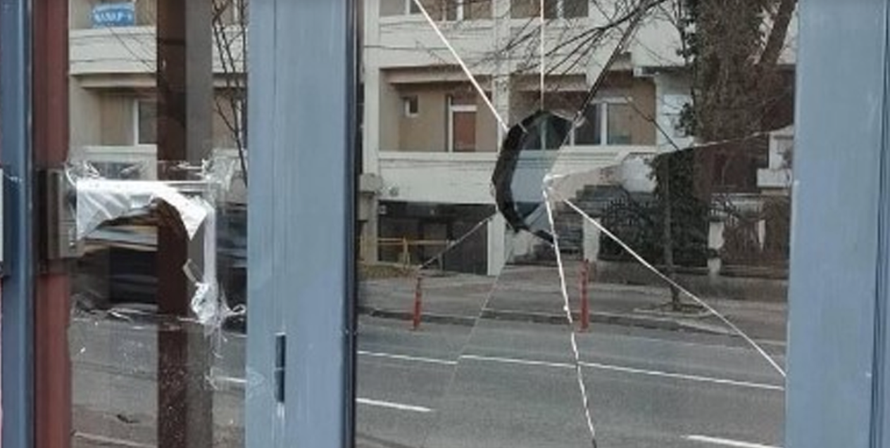 Искршено стаклото од влезната врата на бугарската амбасада во Македонија
