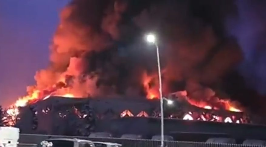 Страшен пожар попладнево ја пеплоса фабриката „Комодита“ (Видео)