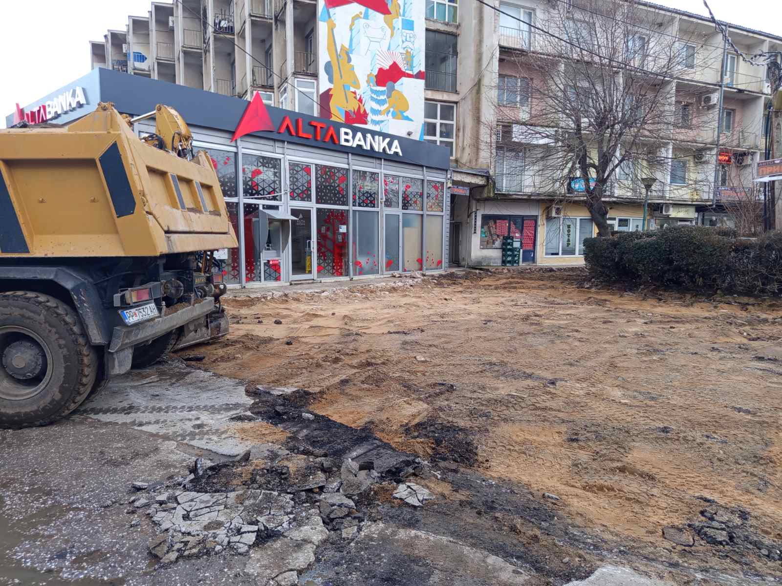 Со пари од унгарскиот кредит, во Прилеп започна да се уредува просторот околу поранешен хотел “Скопје” (ФОТО)