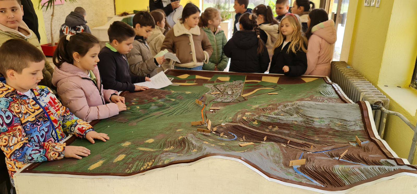 Од извор до чешма: Учениците одблиску го запознаа патот на водата во битолски Водовод (ФОТО)