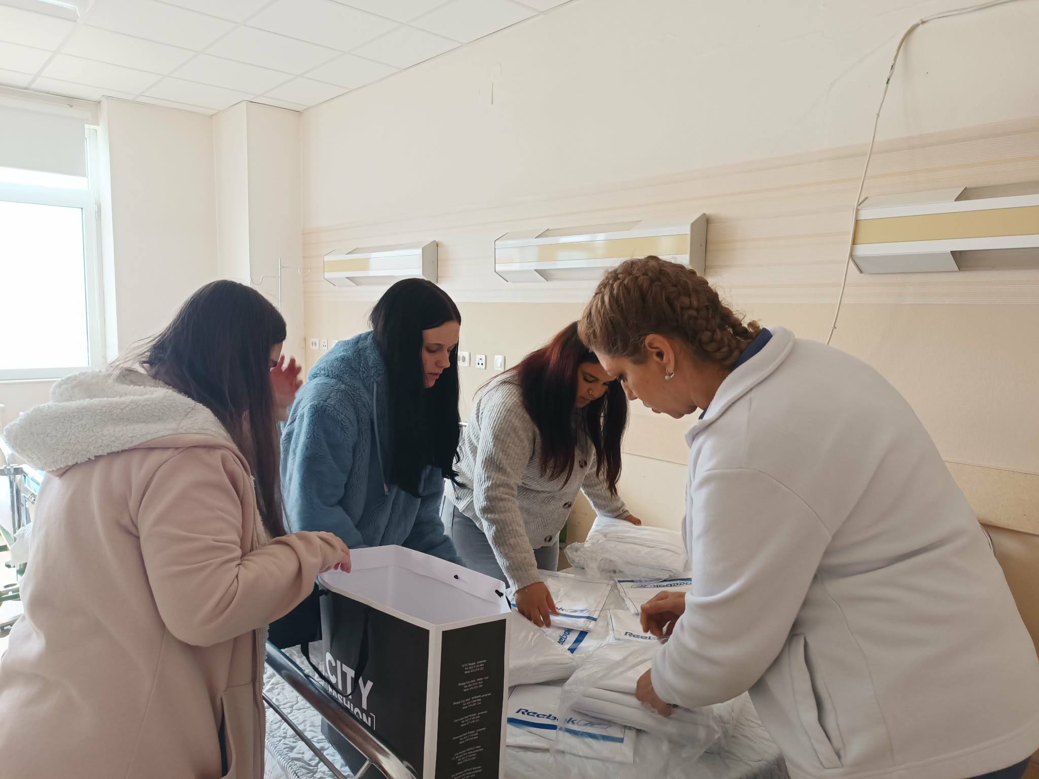 Грижливи ученици! Текстилците од СОУ “Ѓорче Петров” донираа чаршави и навлаки за потребите на прилепската болница (ФОТО)