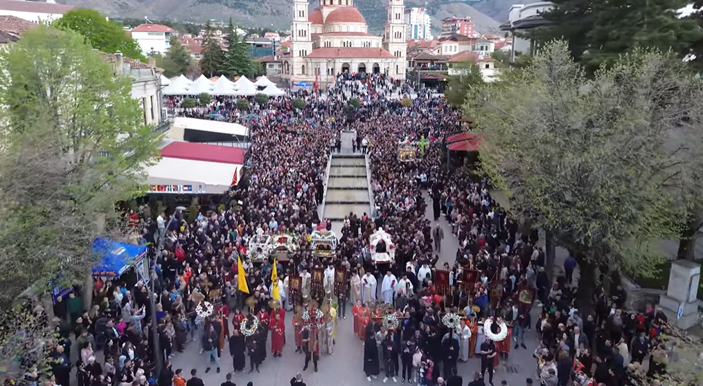 ВЕЛИЧЕНСТВЕНА ГЛЕТКА: Православните христијани во Албанија традиционално масовно го одбележаа Велики Петок (ВИДЕО)