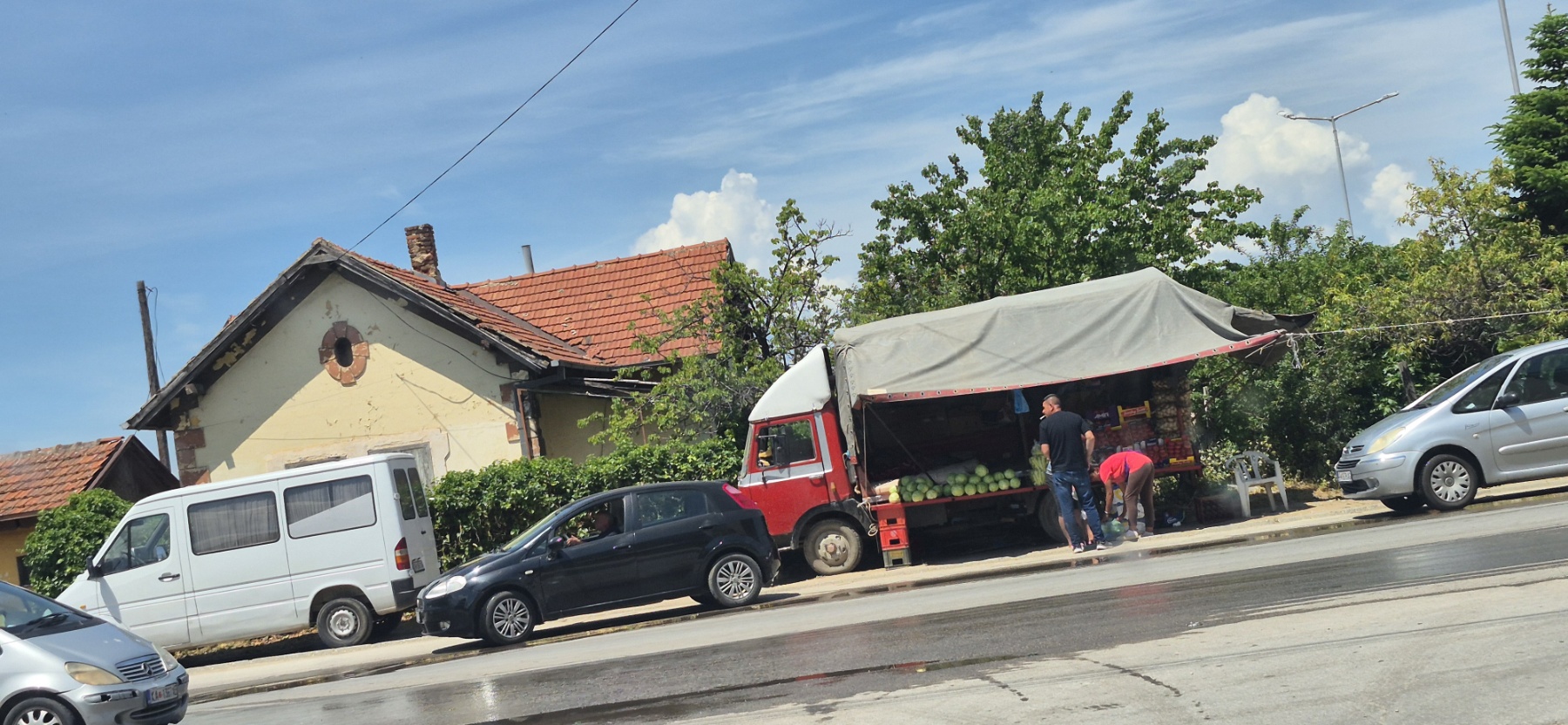 Градот преплавен со диви препродавачи, а ЈКП Пазари не може плата да собере