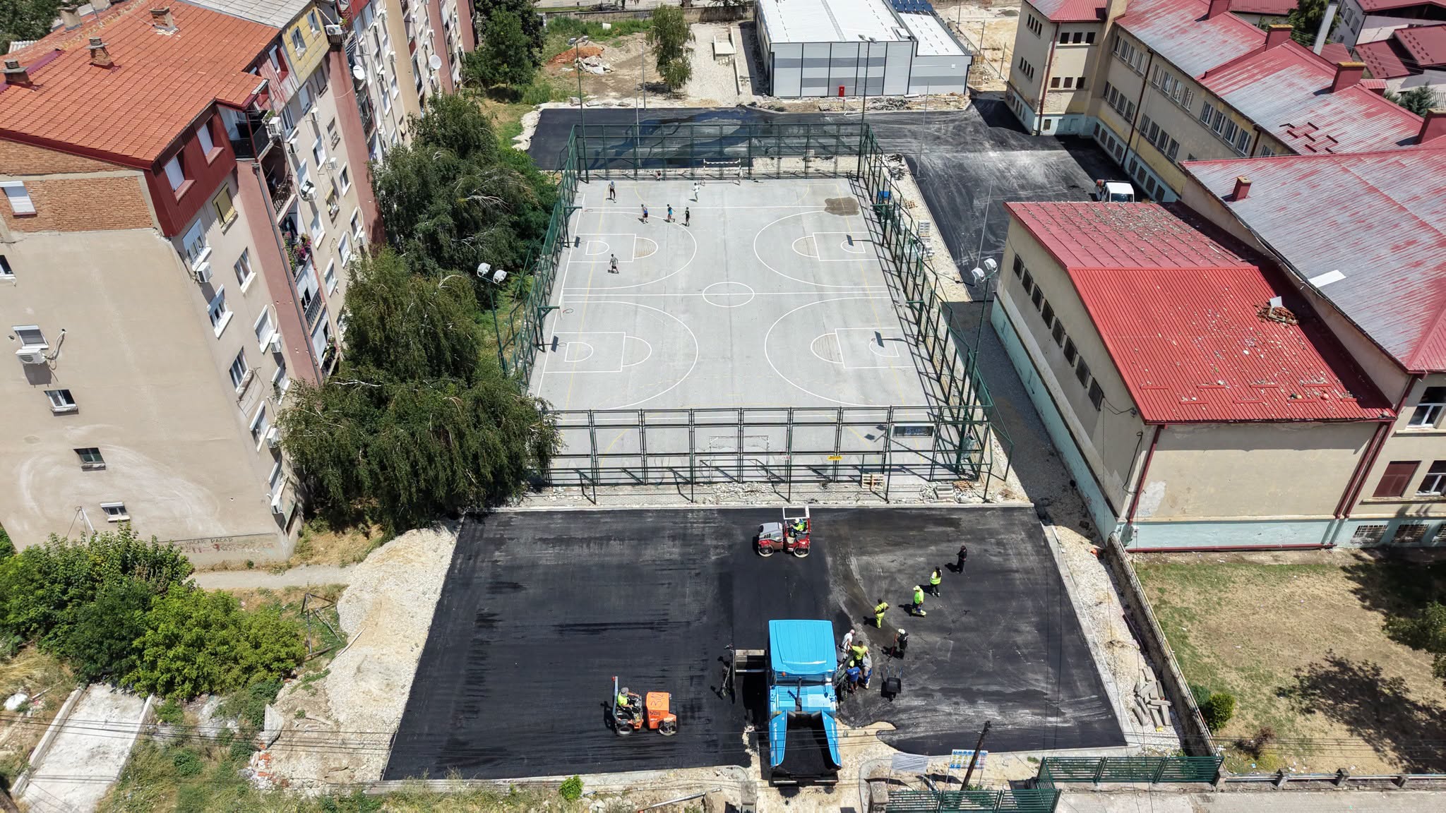 Спортските терени во ОУ „Даме Груев“ во Битола добиваат нов лик – започна реконструкцијата вредна над 15,5 милиони денари