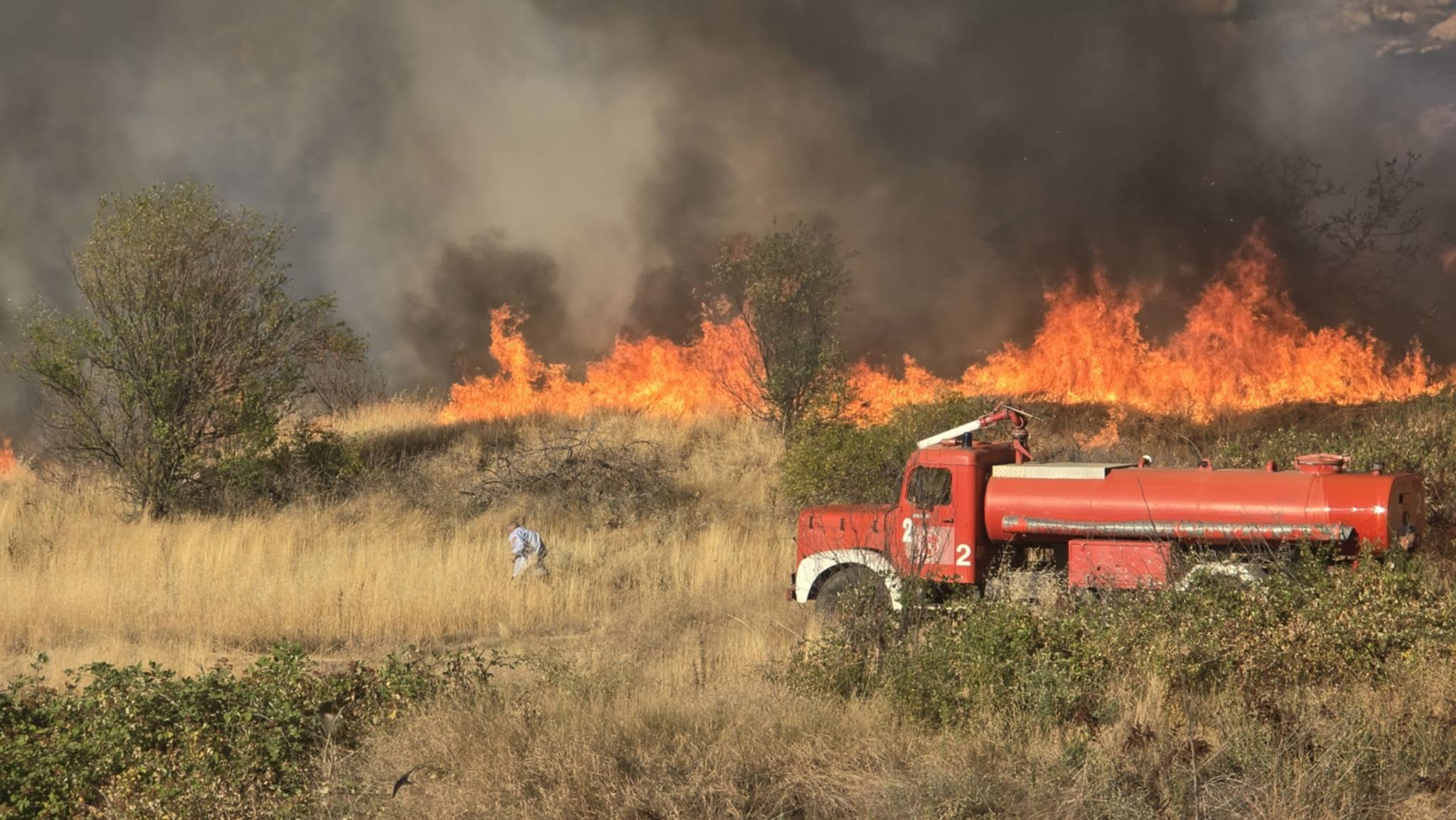 17 пожарникари со 5 возила го гаснеа пожарот на Маркови Кули кој се прошири од депонијата кај Текето